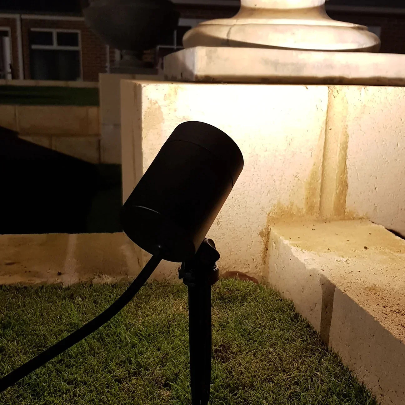 ellumière™ SMALL SPOTLIGHT STARTER KIT | 4 X 2W SPOTS, 100W TRANSFORMER - Image 2