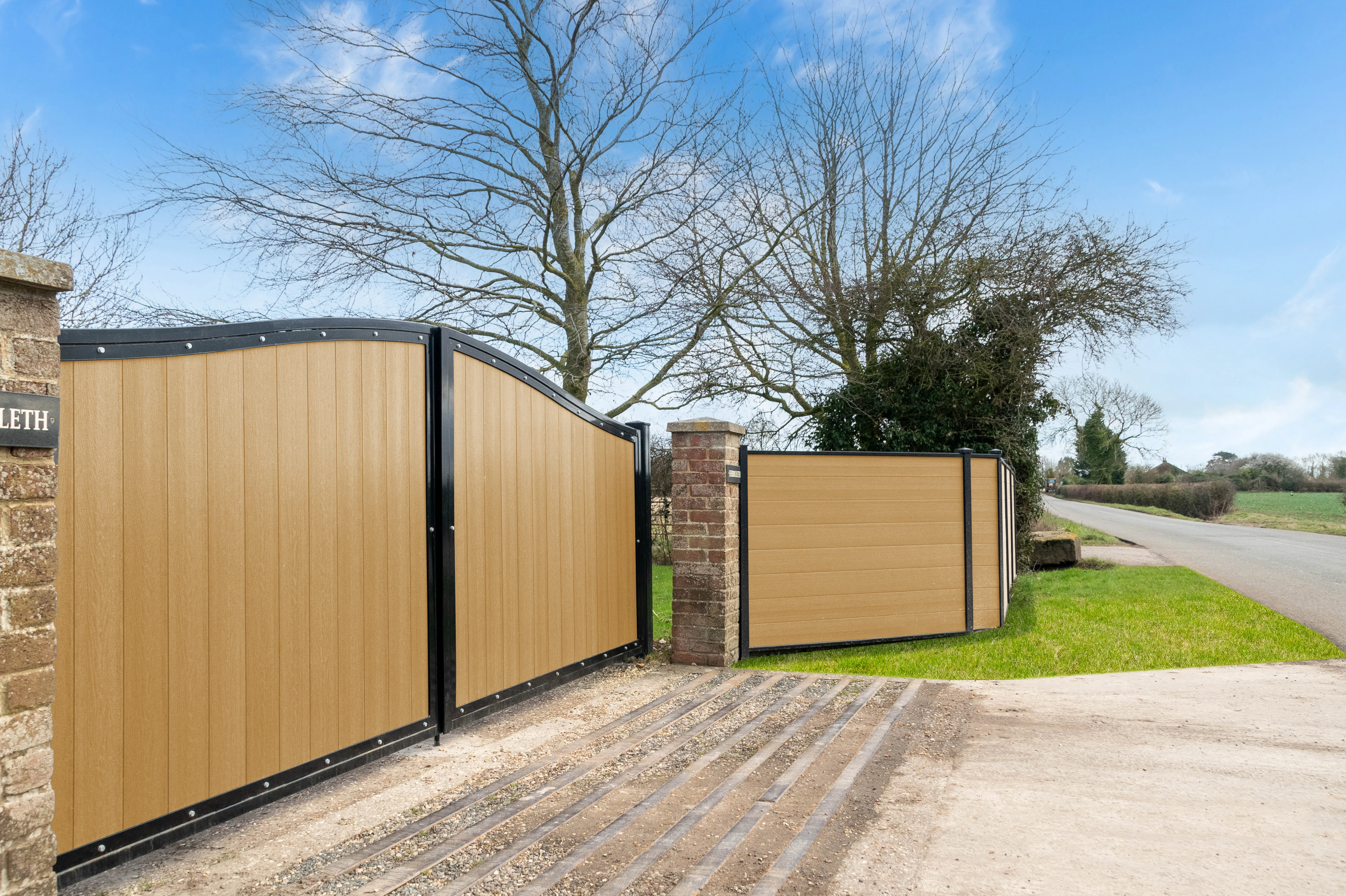 DuraPost VISTA® Composite Fencing Boards (pack of 4), 1.82m - Image 9